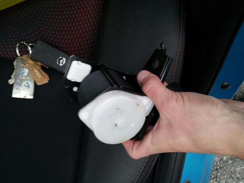 any way to retract this seatbelt ratcheting mechanism? VW Vortex
